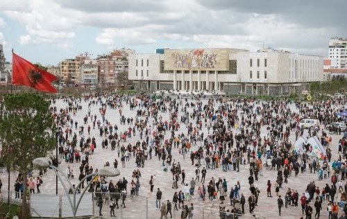 Shtesa natyrore e popullsise drejt shuarjes: Numri i lindjeve po barazohet me ate te vdekjeve